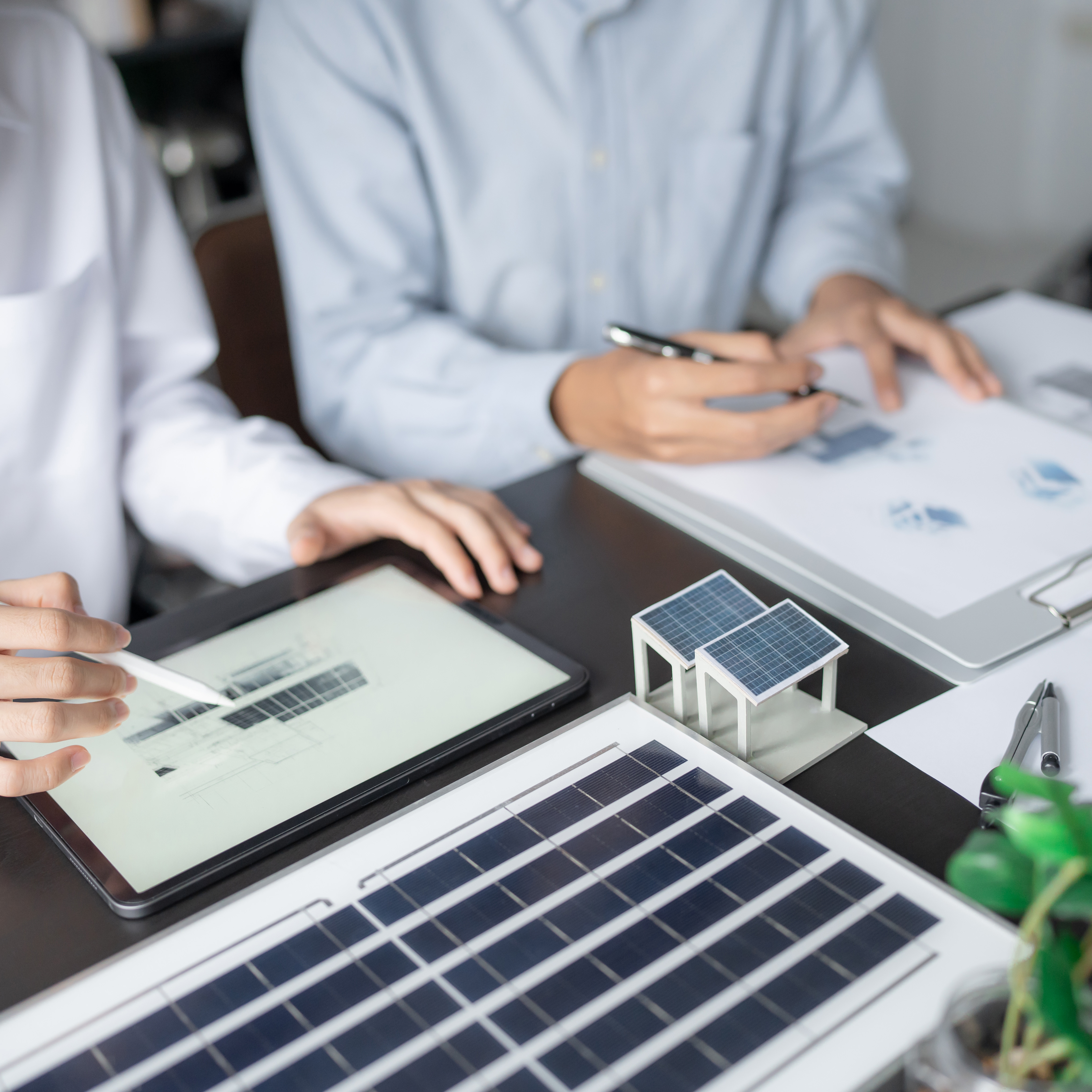Dvě osoby sjednávají smlouvu o nové fotovoltaice