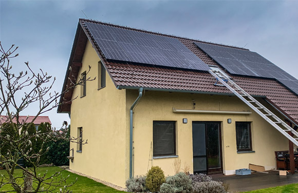 Malý rodinný dům s fotovoltaikou ve Středočeském kraji