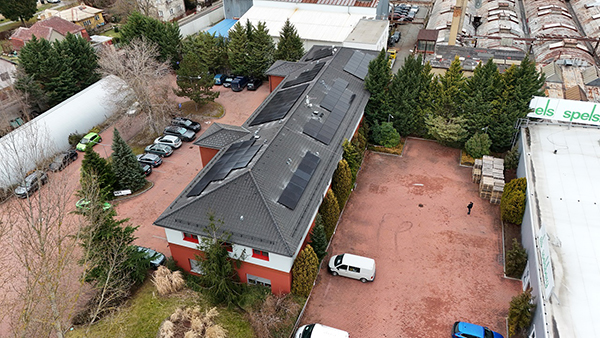 Fotovoltaika na cihlové střeše firemní budovy v městské části Praha Radotín