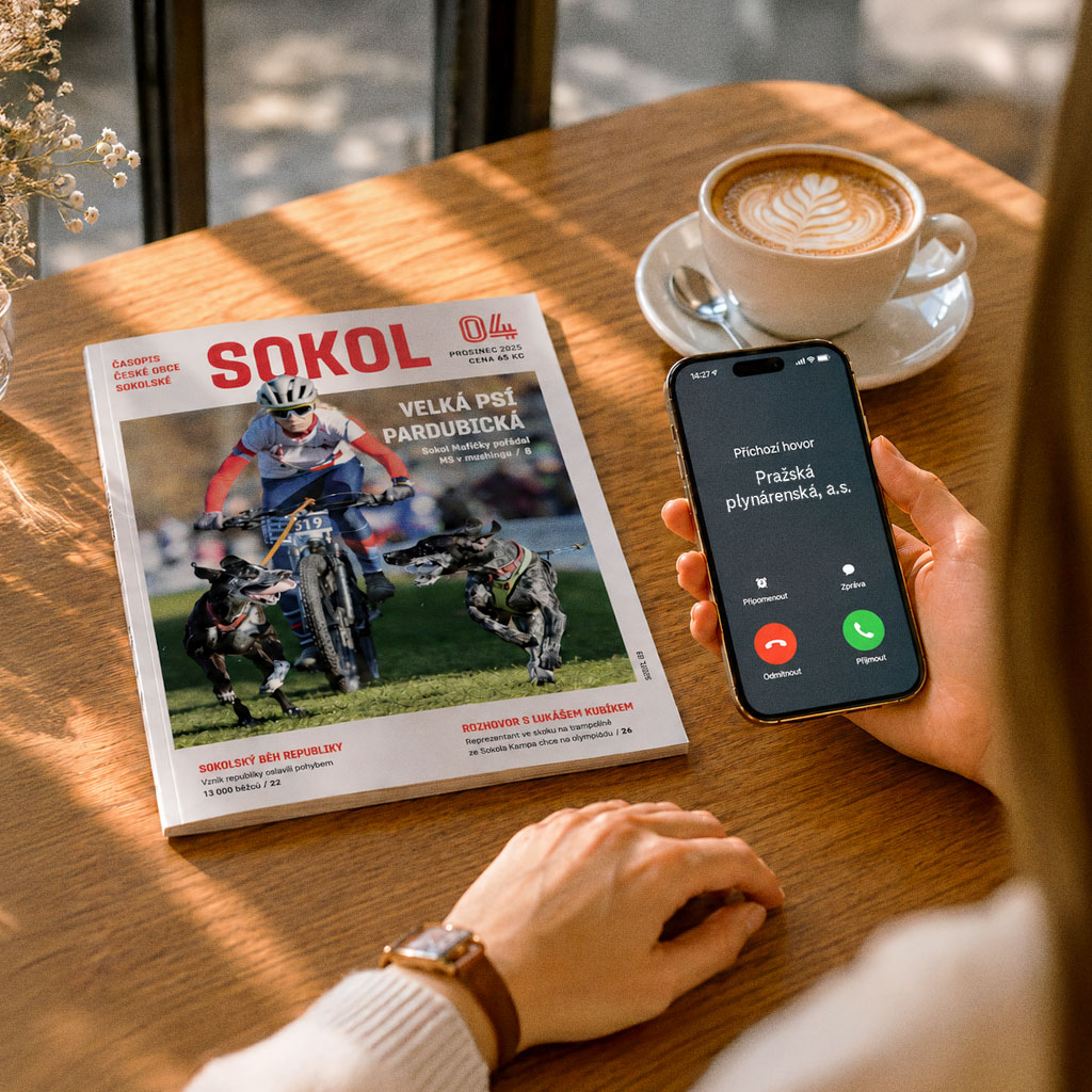 Časopis Sokol na stole s mobilním telefonem