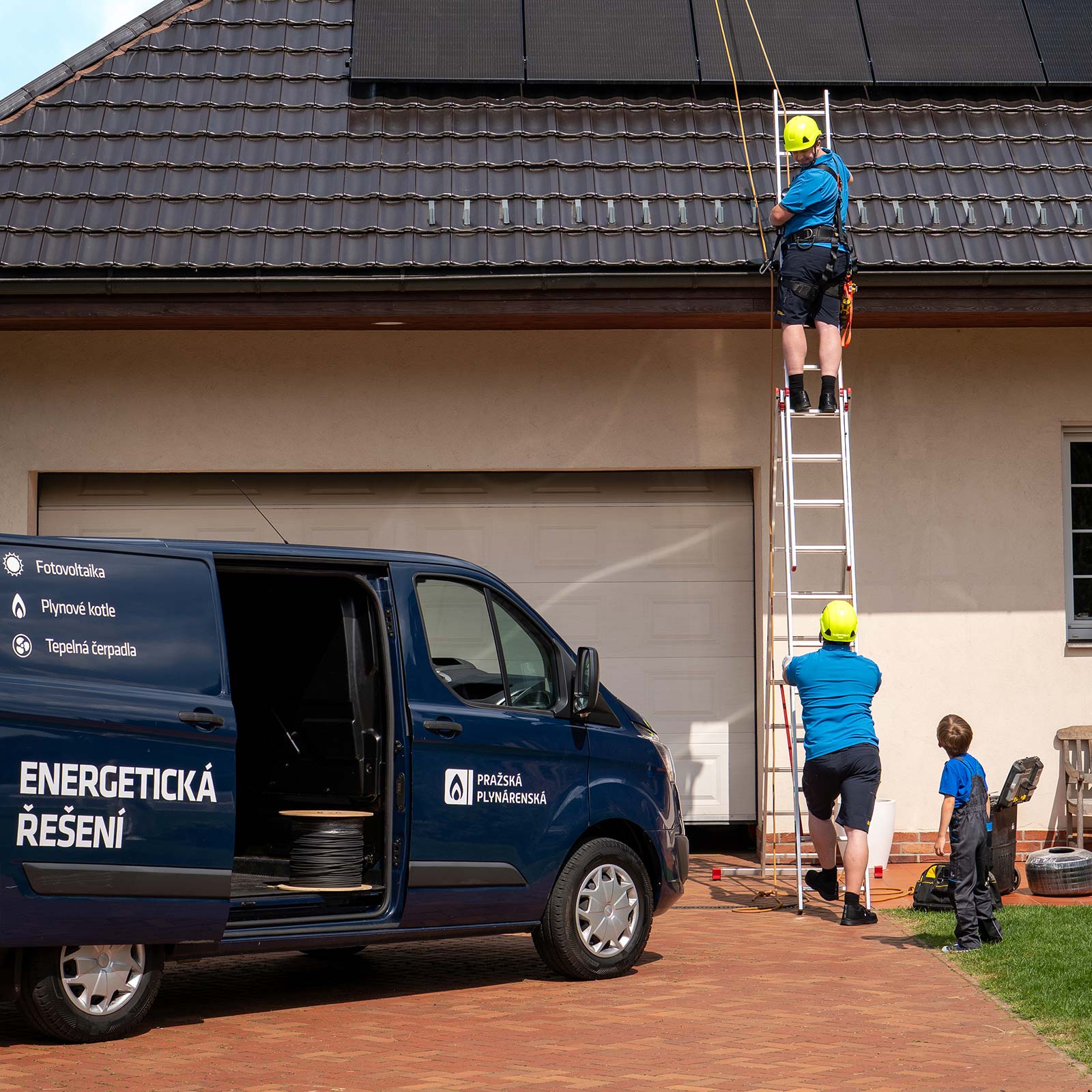 Technici z Pražské plynárenské servisují fotovoltaiku 