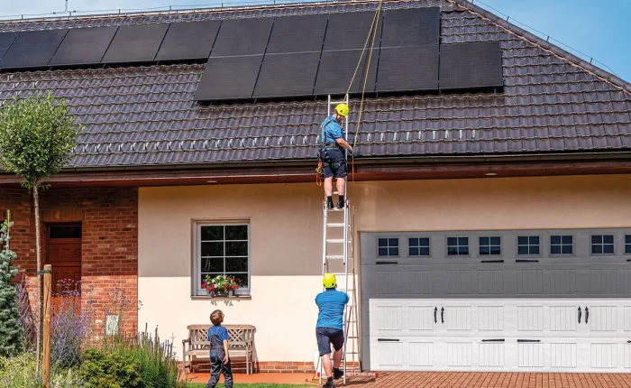Instalace fotovoltaických panelů na střechu domu