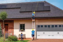 Instalace fotovoltaických panelů na střechu domu